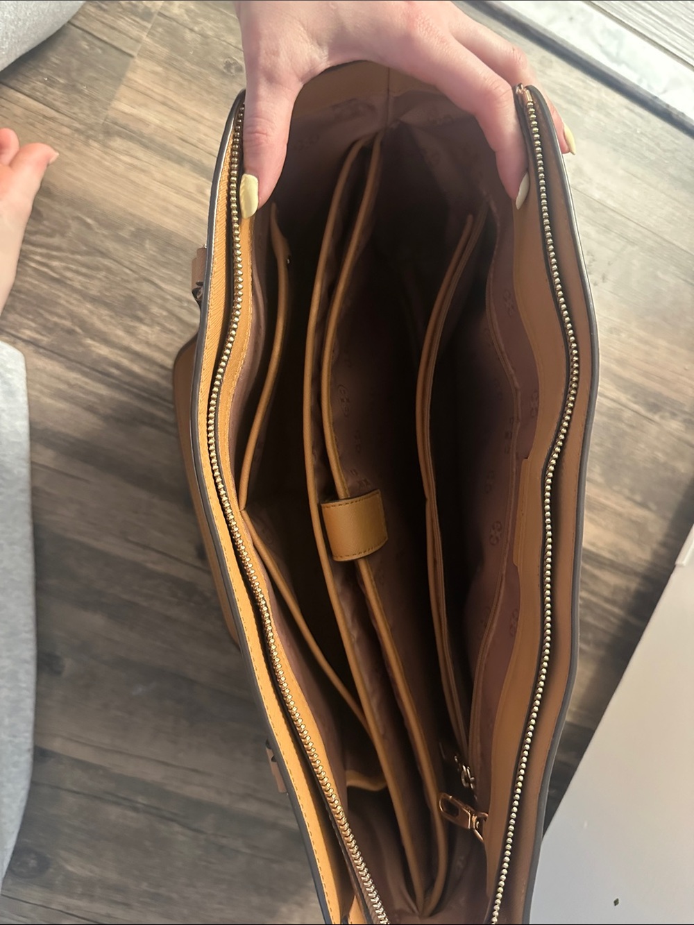 Tory Burch Caramel Leather Tote with Logo - Picture 3 of 5